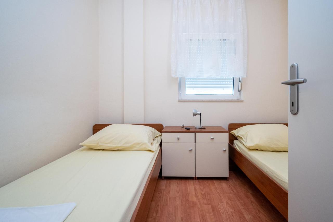 Apartments And Rooms By The Sea Posedarje, Novigrad - 21123 Esterno foto